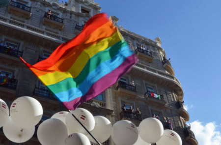 <p>Una bandera arcoíris ondea en la Gran Vía de Madrid, durante una de las manifestaciones estatales del Orgullo LGTB</p>