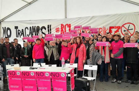 <p>Los huelguistas se distinguen por sus camisetas rosas en un acto público de apoyo</p>