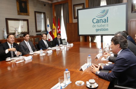 <p>El expresidente de la Comunidad de Madrid, Ignacio González (derecha), y el presidente de la República de Panamá, Juan Carlos Varela (izquierda), en una visita el Centro de Control de Canal de Isabel II Gestión. 2014. </p>