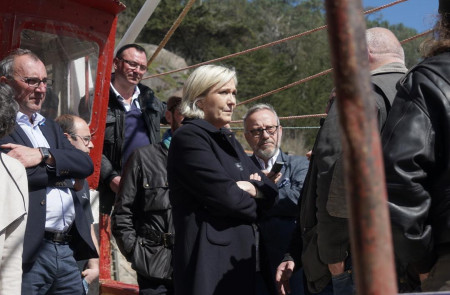 <p>Marine Le Pen conversa con un grupo de pescadores el pasado 31 de marzo en la localidad bretona de Erquy.</p>