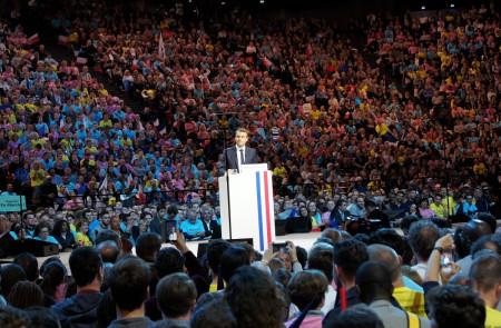 <p>Emmanuel Macron se dirige a sus simpatizantes en el mitin de Bercy (París) el pasado 17 de abril.</p>