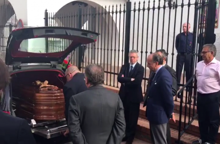 <p>Alberto Ruiz-Gallardón, en el centro de la imagen, durante el funeral de José Utrera Molina en Nerja, Málaga. </p>