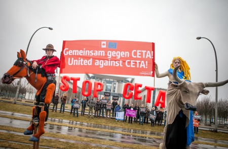 <p>Protesta contra el CETA en Berlín, febrero de 2017. </p>