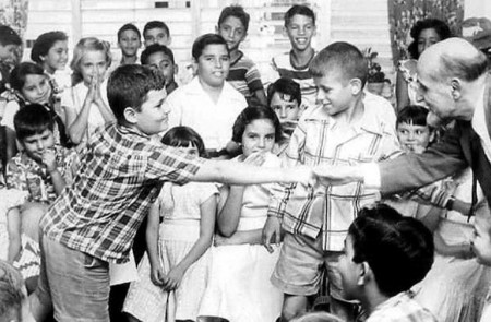 <p>Juan Ramón Jiménez visita la Escuela Modelo de la Universidad de Puerto Rico, en Río Piedras (San Juan) el 28 de noviembre de 1952.</p>
