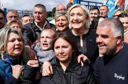<p>Marine Le Pen posa con los trabajadores de la fábrica de Whirlpool en Amiens el pasado 26 de abril</p>