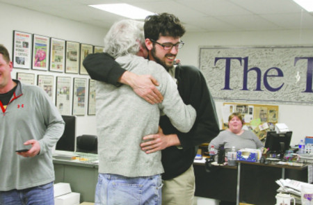 <p>Fotografía publicada por <em>The Storm Lake Times</em> tras ganar el premio Pulitzer. Art Cullen se abraza con su hijo Tom. </p>