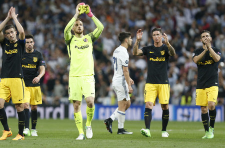 <p>Jugadores del Atlético de Madrid agradeciendo la entrega a su afición tras el partido en el Santiago Bernabéu</p>