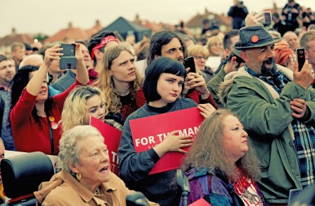 <p>Seguidores del Partido Laborista en un mitin de Jeremy Corbyn en West Kirby, Reino Unido. Mayo de 2017.</p>