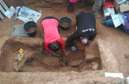 <p>Miembros de la ARMH trabajan en la exhumación de la fosa nº 1 del cementerio de Guadalajara. </p>