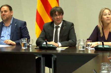 <p>Oriol Junqueras, Carles Puigdemont y Neus Munté en la reunión proreferéndum celebrada en el Palau de la Generalitat. Lunes, 29 de mayo. </p>