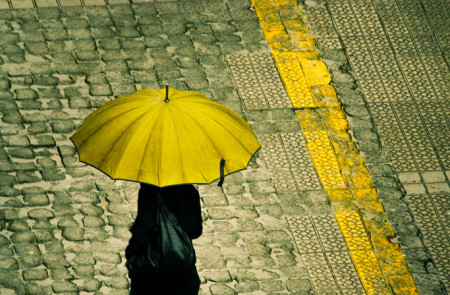 <p>Una mujer camina bajo la lluvia en una calle de Bilbao.</p>