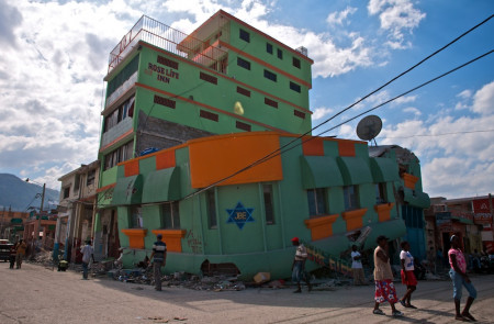 <p>Un edificio derruido en el centro de Puerto Principie, capital de Haití, tras el terremoto de 2010. </p>