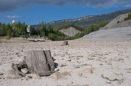 <p>Bajo nivel de agua en el embalse de Yesa, situado ente Navarra y Aragón, en otoño de 2016.</p>