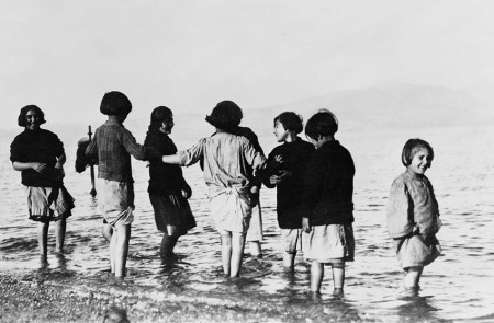 <p>Un grupo de niñas refugiadas griegas y armenias en el mar cerca de Maratón (Grecia) en 1915 o 1916, tras su huida de Turquía.</p>