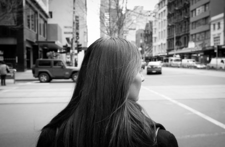 <p>Una mujer de espaldas en una calle.</p>