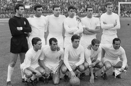<p>El Real Madrid posa en el terreno de juego antes de la final de la Copa de Campeones de Europa contra el Partizán de Belgrado en 1966.</p>