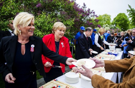 <p>La presidenta del Partido del Progreso y ministra de Economía, Siv Jensen, y la líder y primera ministra conservadora, Erna Solberg, en un festival en el Parlamento de Oslo en 2014.</p>