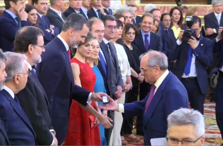 <p>Felipe VI entrega a Rodolfo Martín Villa, exministro franquista, la medalla conmemorativa de las Cortes Constituyentes. 28 de Junio de 2017 / Captura de pantalla de <em>ABC</em></p>