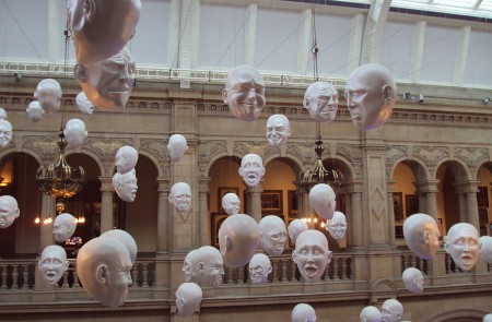 <p>Instalación artística en una de las salas del museo Kelvingrove, de Glasgow, en 2010.</p>