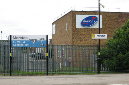 <p>Fábrica de Cadbury's cerca de la estación de tren de Moreton, Merseyside, Reino Unido.</p>