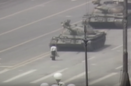 <p>Famosa imagen del hombre anónimo que se enfrentó a una columna de tanques durante las protestas de la Plaza de Tiananmén (China), en 1989. </p>