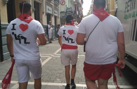 <p>Dos hombres visten camisetas con mensajes machistas en San Fermín.</p>