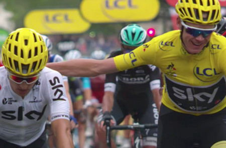 <p>Chris Froome (derecha) celebra el triunfo cerca de meta en la última etapa del Tour 2017.</p>