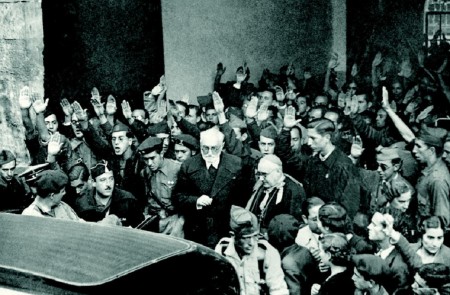<p>Unamuno sale de la Universidad de Salamanca tras su enfrentamiento con Millán Astray en octubre de 1936</p>