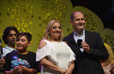 <p>Dolores Montoya recoge la Medalla de Oro de manos de Mariano Escudero, presidente del festival-min</p>