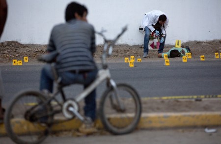 <p>Un joven contempla un cadáver en las calles de Sinaloa.</p>