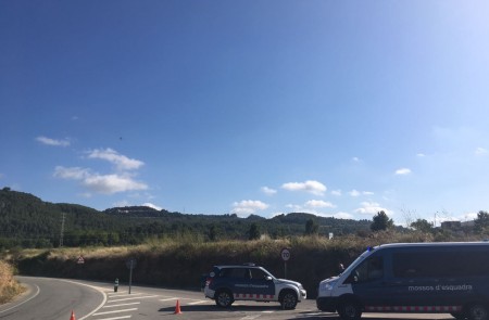 <p>Vehículos de los Mossos d'Esquadra cerca del lugar donde fue tiroteado Younes Abouyaaqoub. Subirats, Barcelona. 21 de agosto de 2017. </p>