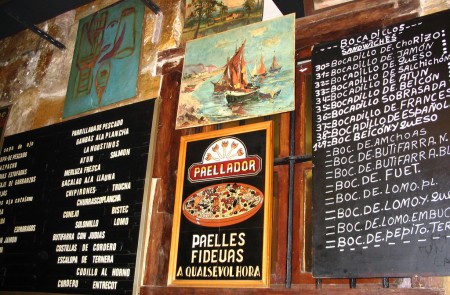 <p>Cartel con menú, en un bar de tapas de Barcelona.</p>