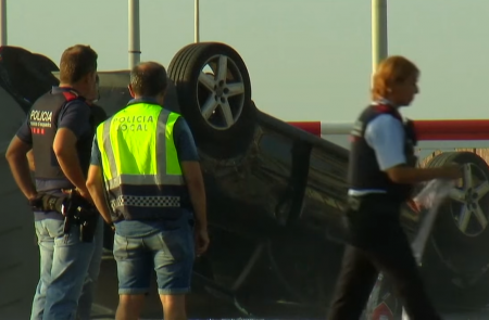 <p>Los Mossos d’Esquadra inspeccionan el Audi A3 en el que viajaban los cinco terroristas muertos en Cambrils </p>
