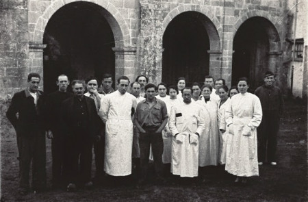 <p>Trabajadores del hospital psiquiátrico La Cadellada posando ante la iglesia del monasterio de Santa María de Valdediós en enero de 1937.</p>
