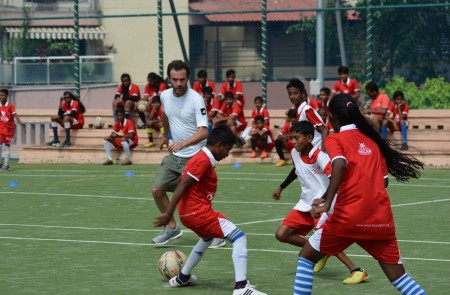 <p>Juan Mata juega un partido con un grupo de niños en un suburbio de Mumbai (India).</p>