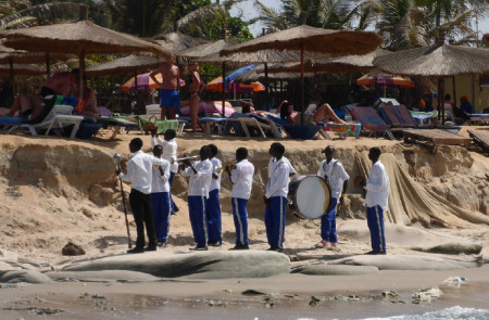 <p>Un grupo de músicos toca delante de un hotel en la playa de Kololi (Gambia).</p>