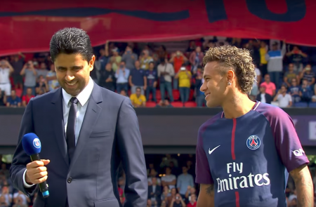 <p>Neymar JR junto a Nasser Al-Khelaïfi, presidente del PSG, en su presentación como nuevo jugador del club parisino. </p>
