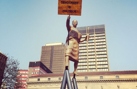 <p>Homenaje a las mujeres que lucharon contra el Apartheid, estatua del escultor Lawrence Lemaoana en Johannesburgo. </p>