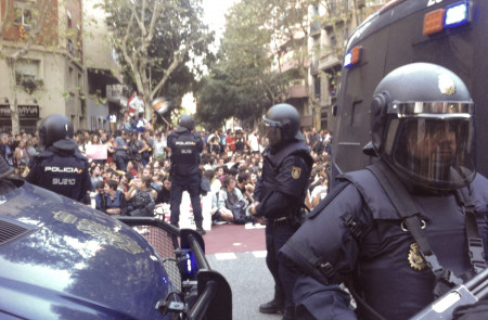 <p>Antidisturbios de la Policía Nacional, frente a la sede de las CUP, el miércoles 20 de septiembre de 2017. </p>
