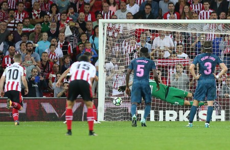 <p>Oblak, parando el penalty lanzado por Aduriz, en San Mamés. </p>