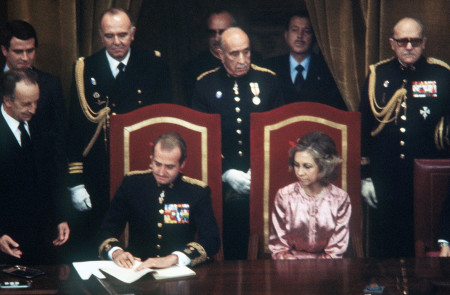 <p>El Rey Juan Carlos sanciona la Constitución, el 27 de diciembre de 1978.</p>