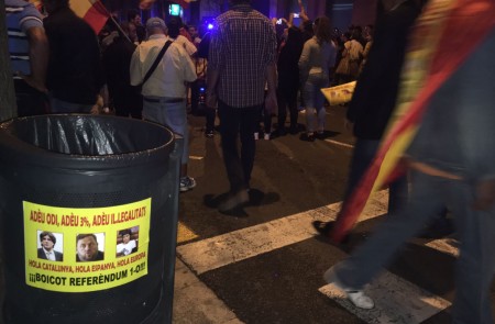 <p>Una pegatina por el boicot del referéndum, en Barcelona, la noche del 22 de septiembre. </p>