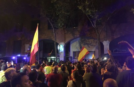 <p>Un grupo de manifestantes contrarios al referéndum se concentran frente a un cuartel de la Guardia Civil en Barcelona.</p>