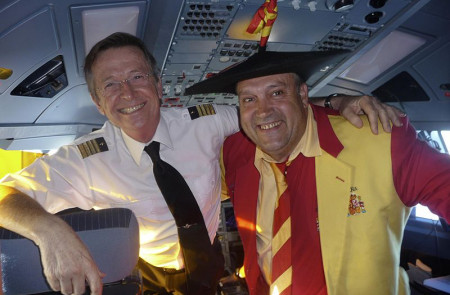 <p>Manolo el del Bombo con el comandante que pilotaba el avión que trasladó a la selección española a Johannesburgo, en junio de 2010.</p>