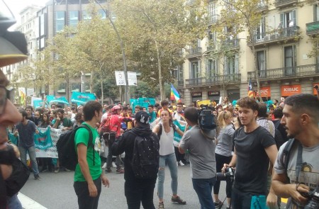 <p>Marcha de protesta en Barcelona, el 3 de octubre, con motivo del paro convocado en Cataluña. </p>