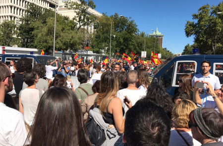 <p>Encuentro entre los manifestantes unionistas y los que piden diálogo en Madrid, el sábado 7 de octubre. </p>