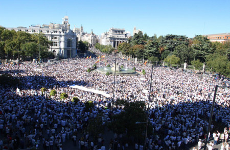 <p>La concentración Parlem/ Hablemos reunió en Madrid a varios miles de manifestantes vestidos de blanco. </p>