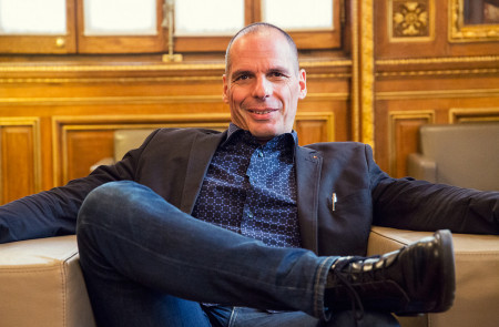 <p>Yanis Varoufakis, en una visita al Ayuntamiento de Barcelona a mediados de octubre de 2015.</p>