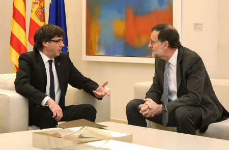 <p>Carles Puigdemont y Mariano Rajoy reunidos en el Palacio de la Moncloa. Abril de 2016. </p>