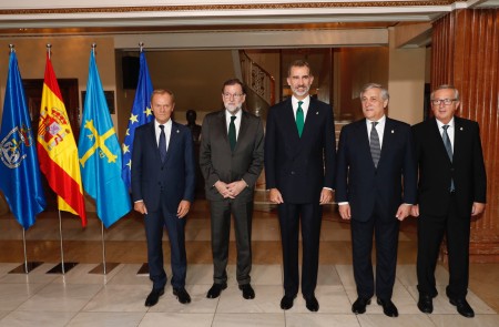 <p>El Rey junto a Mariano Rajoy, el presidente del Parlamento Europeo, Antonio Tajani, el presidente del Consejo Europeo, Donald Tusk y el presidente de la Comisión Europea, Jean-Claude Juncker.</p>